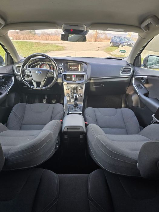 Volvo  v40 se poate si in rate