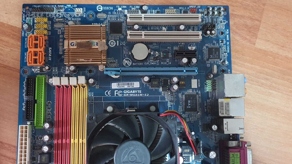 Placa de baza Gigabyte GA-M68SM-S2 + procesor AMD Athlon 64 X2 4000+ + 1GB RAM DDR2