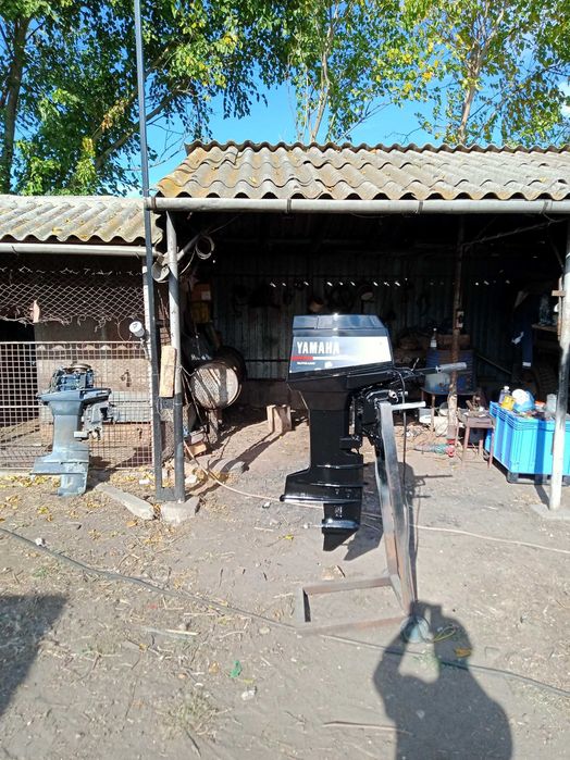 Vînd barcă cu motor