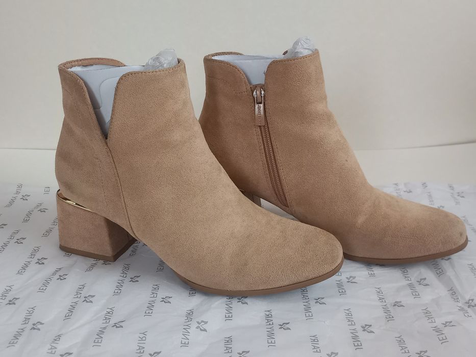 Дамски велурени боти