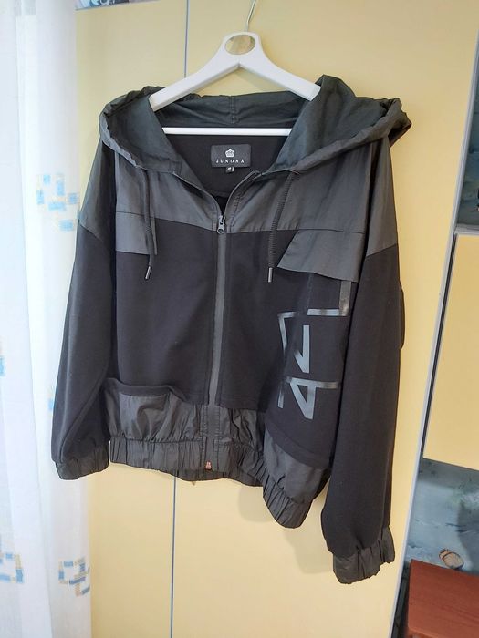 Суитшърт  на марката " Юнона" размер 40/42.