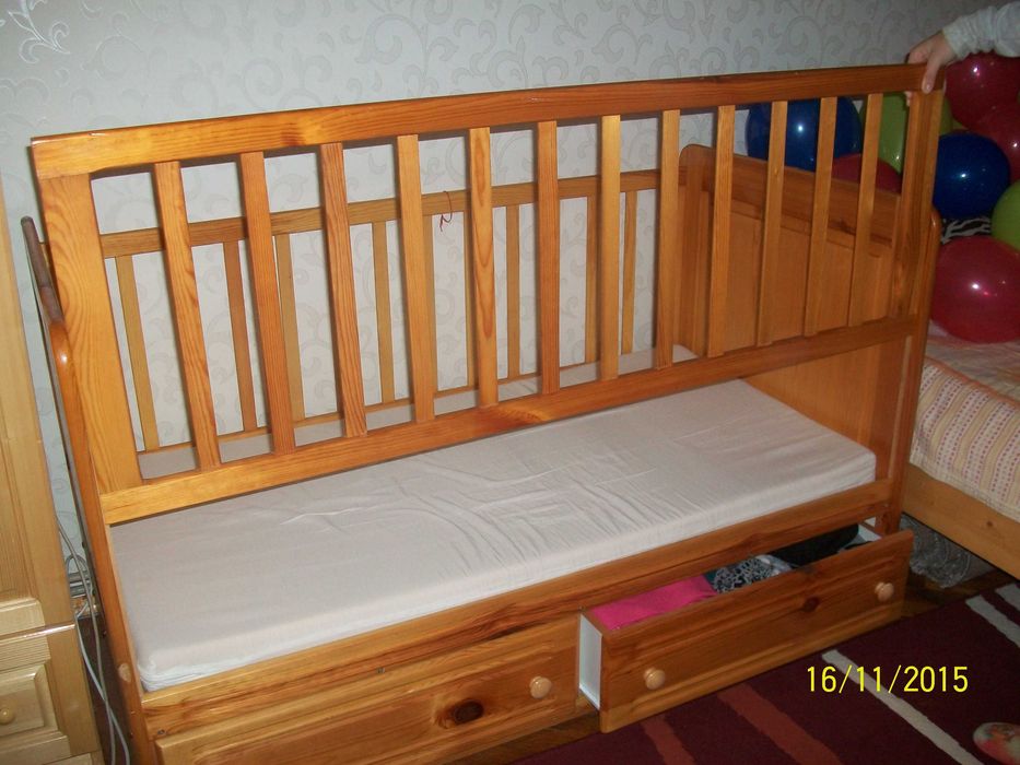 Детска кошара с две чекмеджета от чам + детски матрак