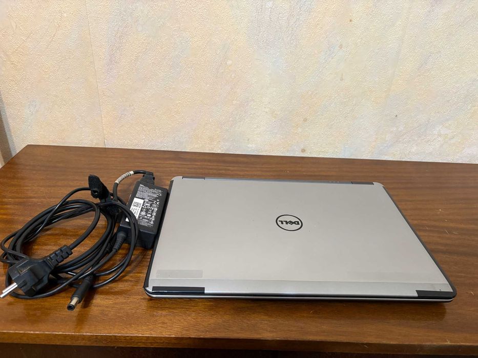 Лаптоп с зарядно "Dell"