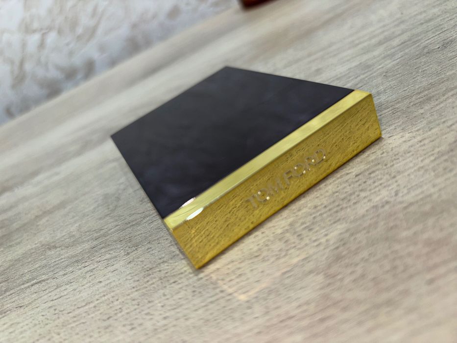 Здравейте!Продавам  палитра със сенки за очи Tom Ford.