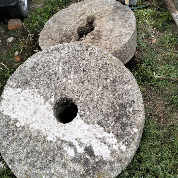 Pietre de moară de peste 100 de ani