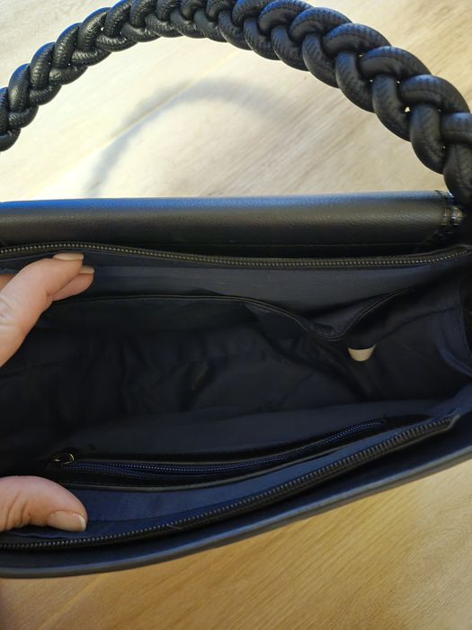 Дамска чанта с интересна  дръжка