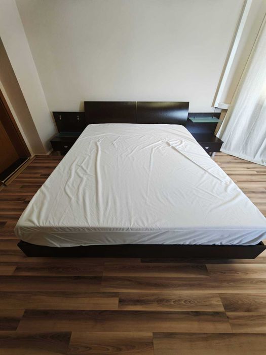 Продава Спалня с Матрак: 160/200, подматрачна рамка, две нощни шкафчета и матрак