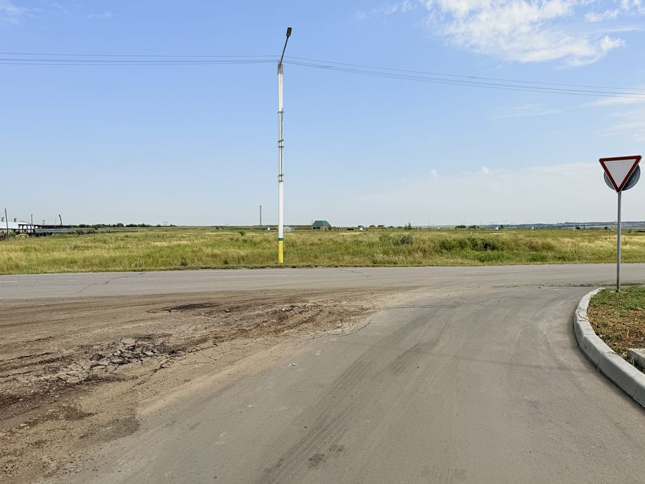 Продам участок 20 соток п.Карабалык вдоль трассы около заправки синойл