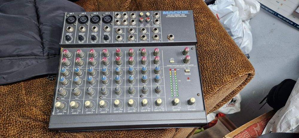 Mixer mackie micro 1202