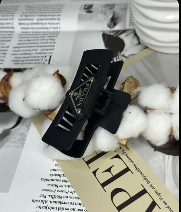 Крабик-заколка для волос в дизайне Prada.