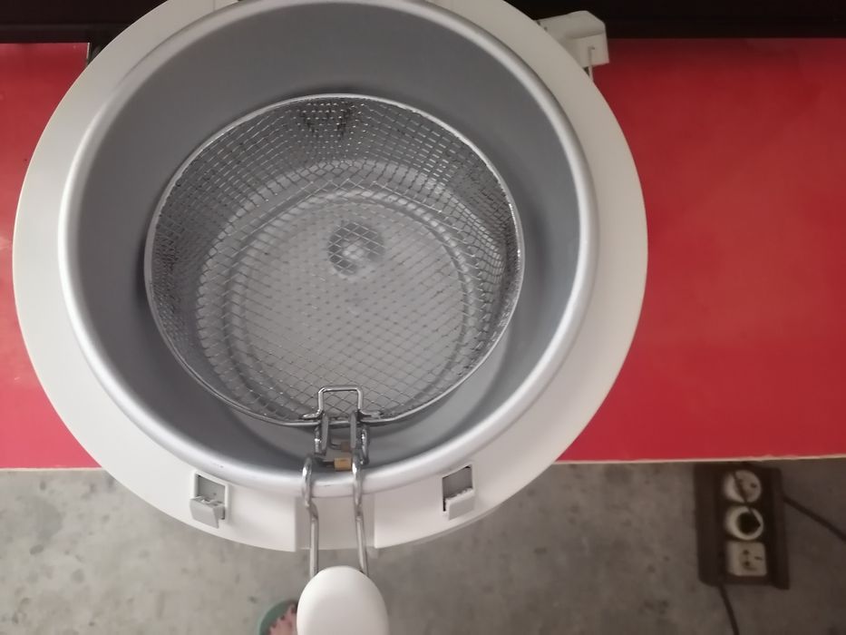 Vând friteuza cu ulei