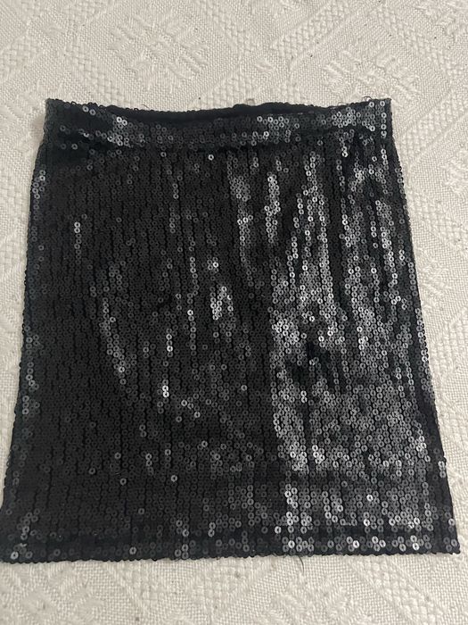 Fusta mini cu paiete poate fi purtata si ca top