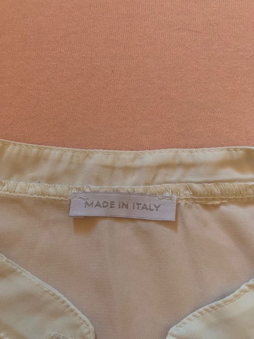 Нежна бяла риза с акцент