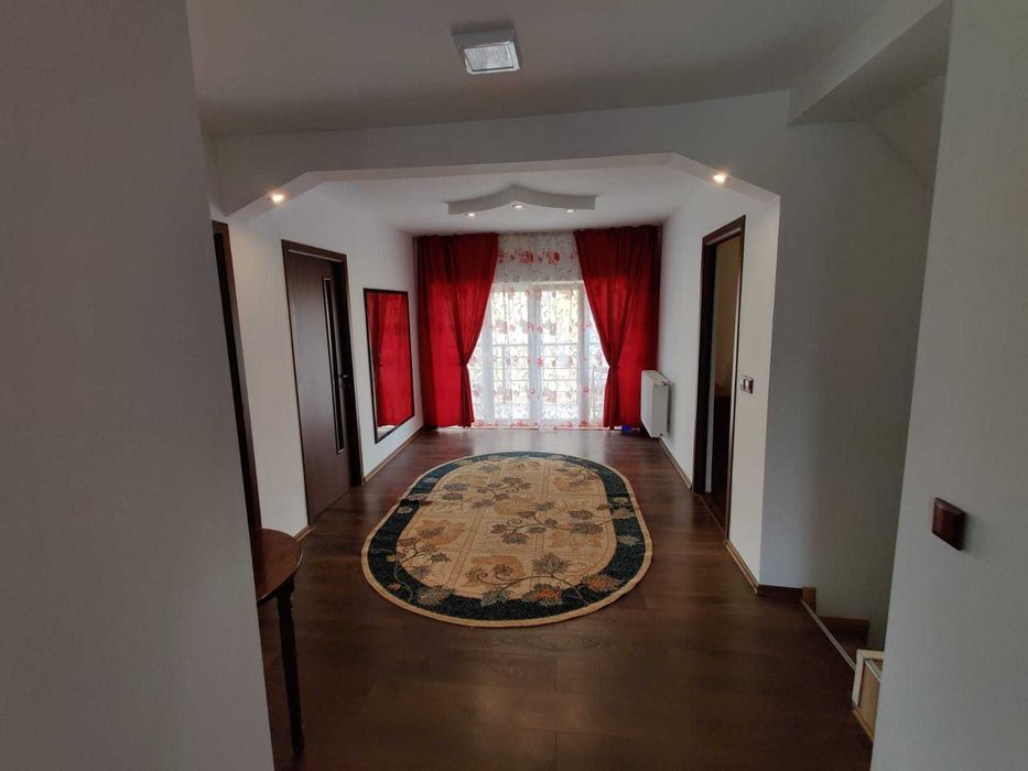 Închiriez apartament 7 dormitoare,  2 livinguri,bucatarie 3 bai, 3 ter
