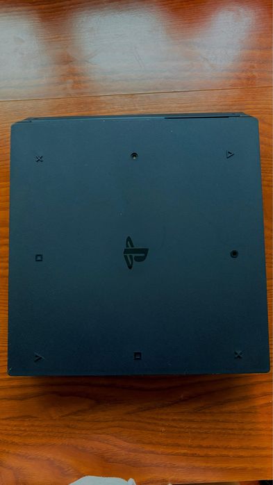 Playstation 4 PRO 1tb - 2 controllers
