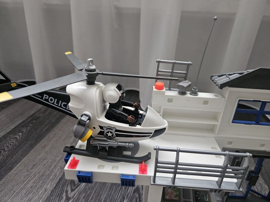 Playmobil Sectia de politie+set masina de politie cu sunete si lumini