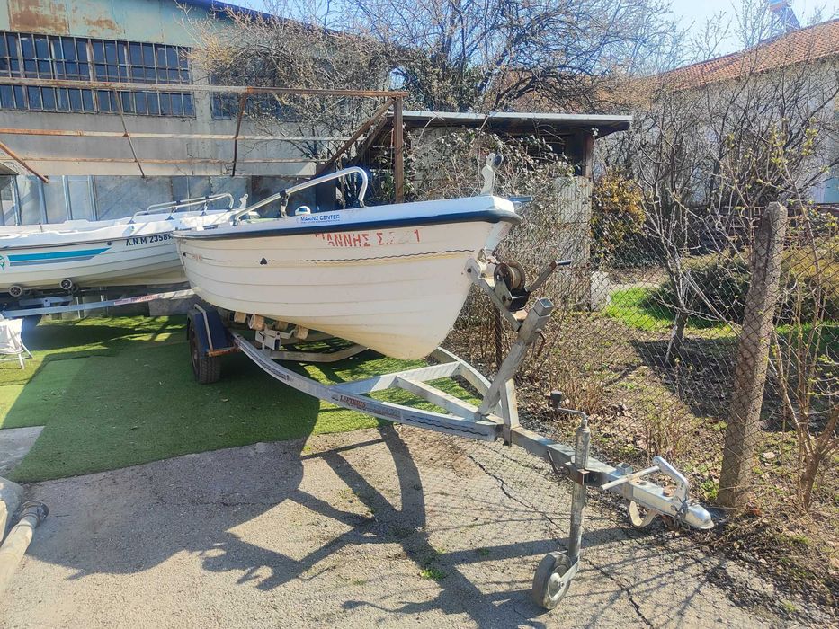 Лодка с двигател