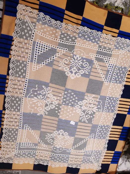 Покривка -нова, ръчно плетиво