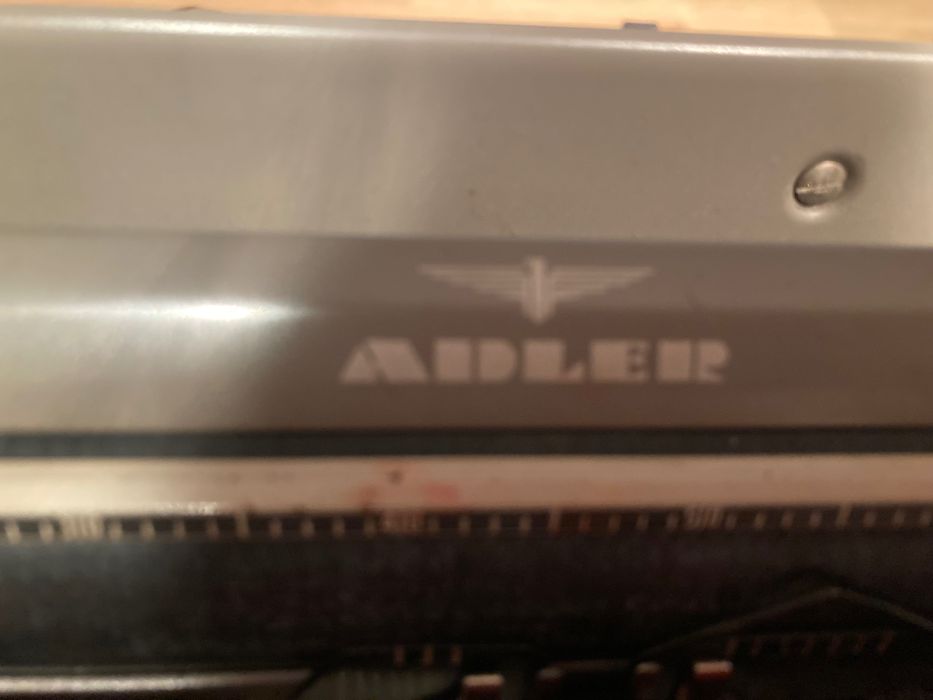 Пишеща машина в сглобяемо функционално пластмасово куфарче “ADLER”