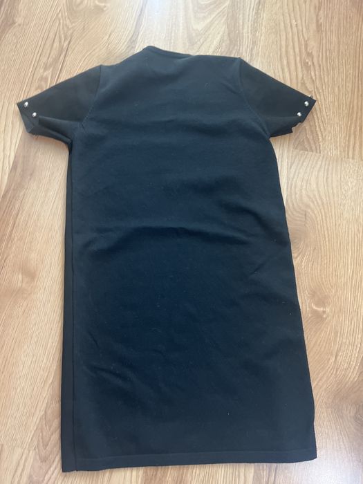 Черна права рокля,отпред е кадифена,отзад е фино плетиво