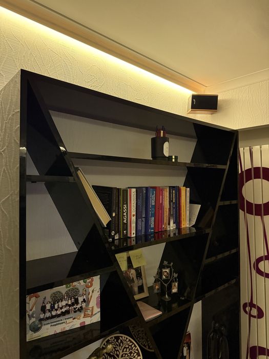 Biblioteca neagra cu rafturi si sertare