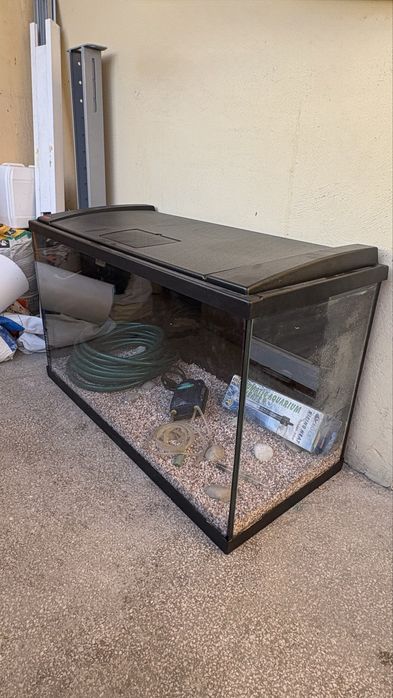 Acavriu spatios de la Eheim cu 126 Litri capacitate, cu accesoriile din poza