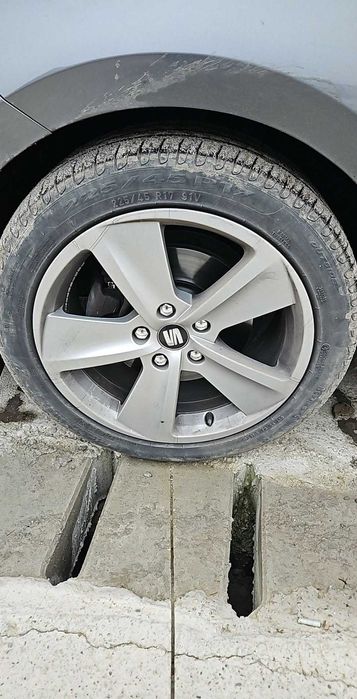 Vând 4 anvelope vara 225/45/17 Pirelli Cinturato in stare buna!