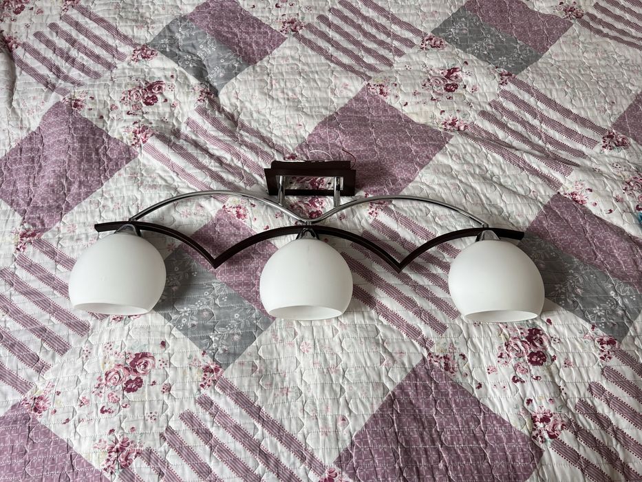 Продам люстру на три лампочки