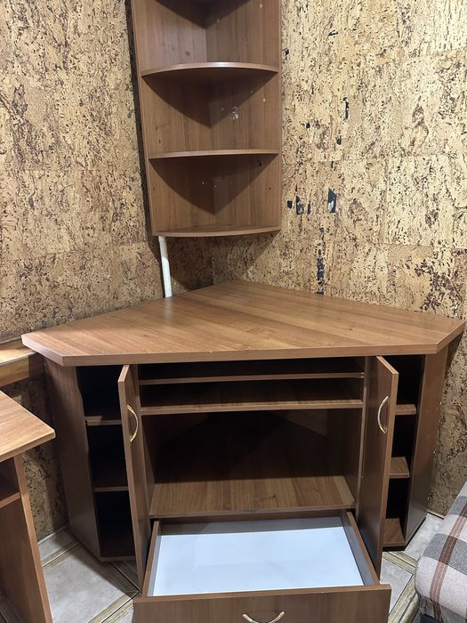 Угловой стол с полками и дополнительным столом