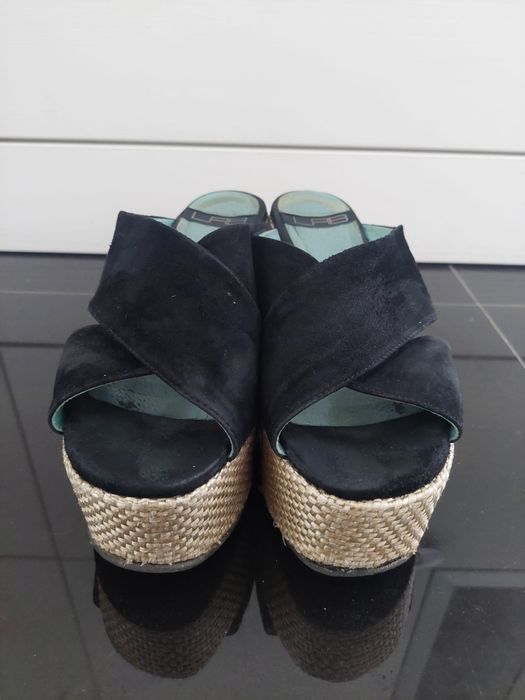 Маркови чехли и сандали на разпродажба