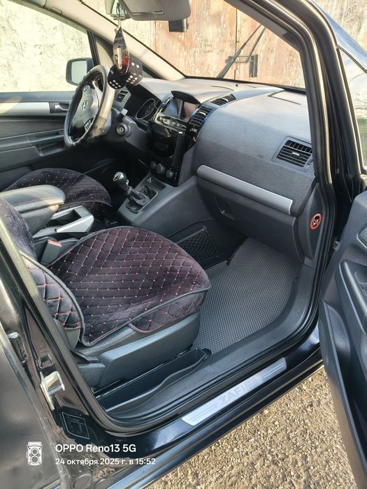 Opel Zafira B 2011 год 1.8