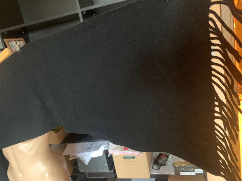 Зимен черен шал  с ресни (фина вълна virgin wool)