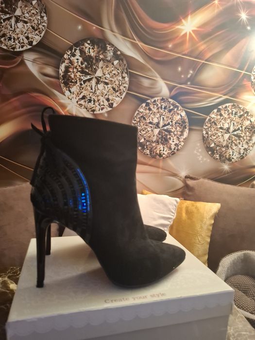 Продавам дамски боли,38 номер.носени са един път по повод.Елегантни и