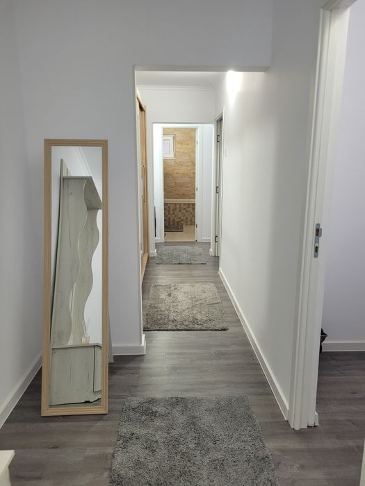 Camera de închiriat în apartament cu 3 camere