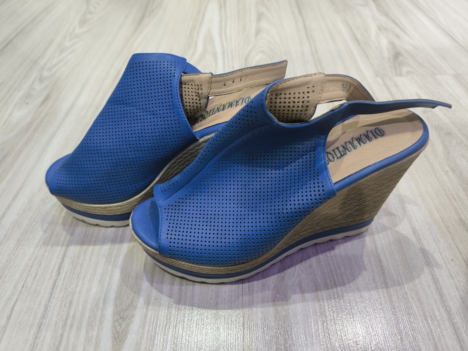 Нови платформи, син цвят