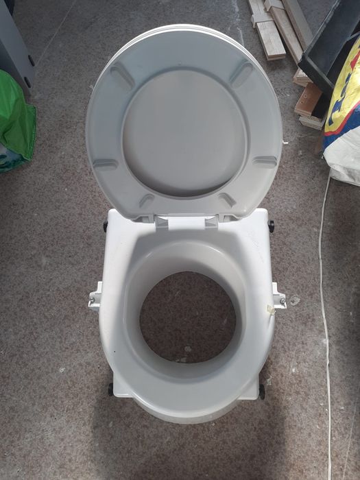 WC din fibra pentru persoanele cu dizabilitati