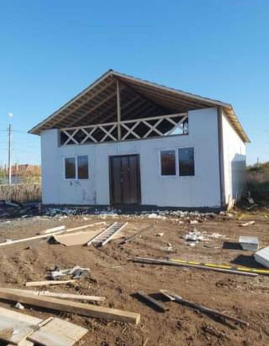 Vand case pe structura metalica