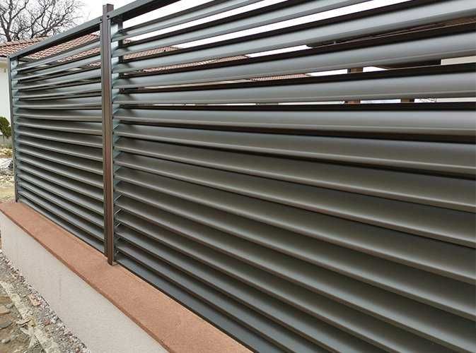 Garduri si porti din panouri stil jaluzele, sipca metalica, tabla cutata, plasa bordurata, fier forjat, BCA sau beton si alte modele disponibile