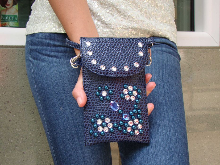 Дамски бутикови чантички за телефон и ключове