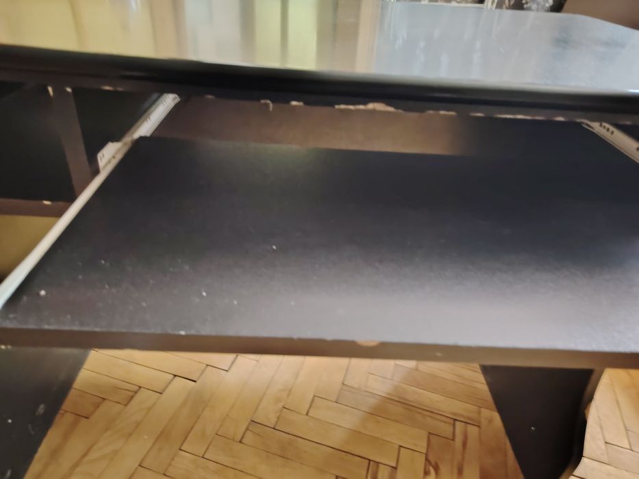 Компактно черно компютърно бюро с плот за клавиатура