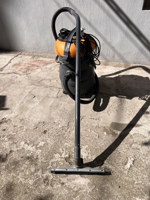 Aspirator profesional pentru lichid Taski Vacuumat 22 echipat complet