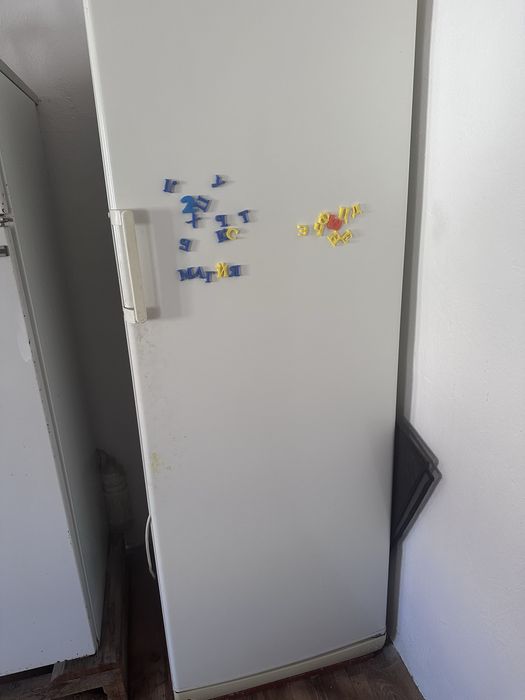 Морозильник  вертикальный белый с полки