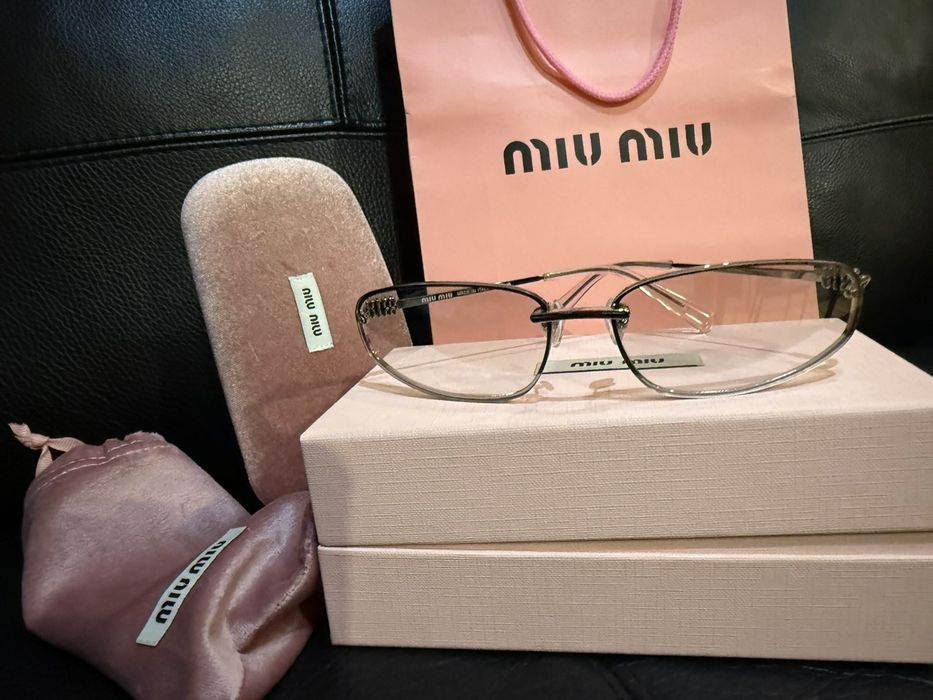 Чисто нови оригинални дамски слънчеви очила  MIU MIU