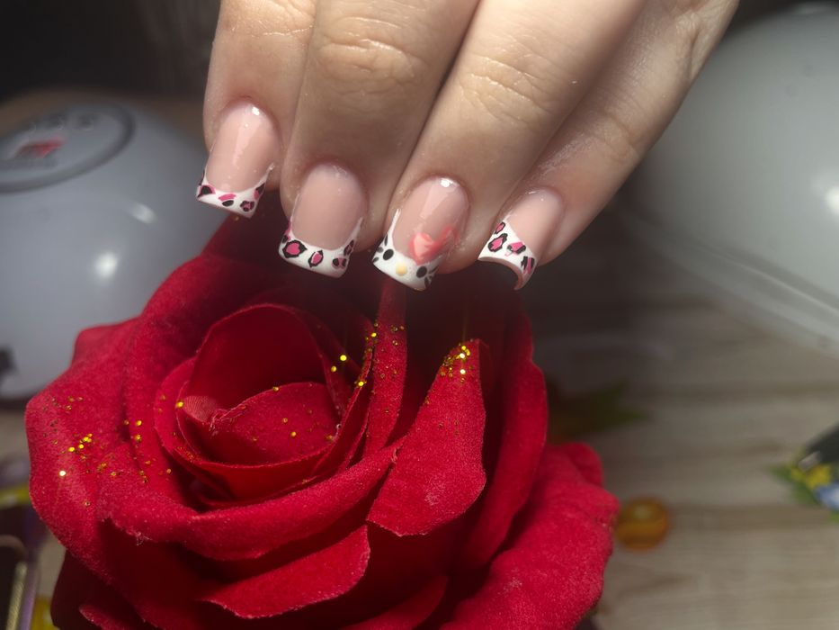 Realizez manichiura-pedichiura  gel și semi