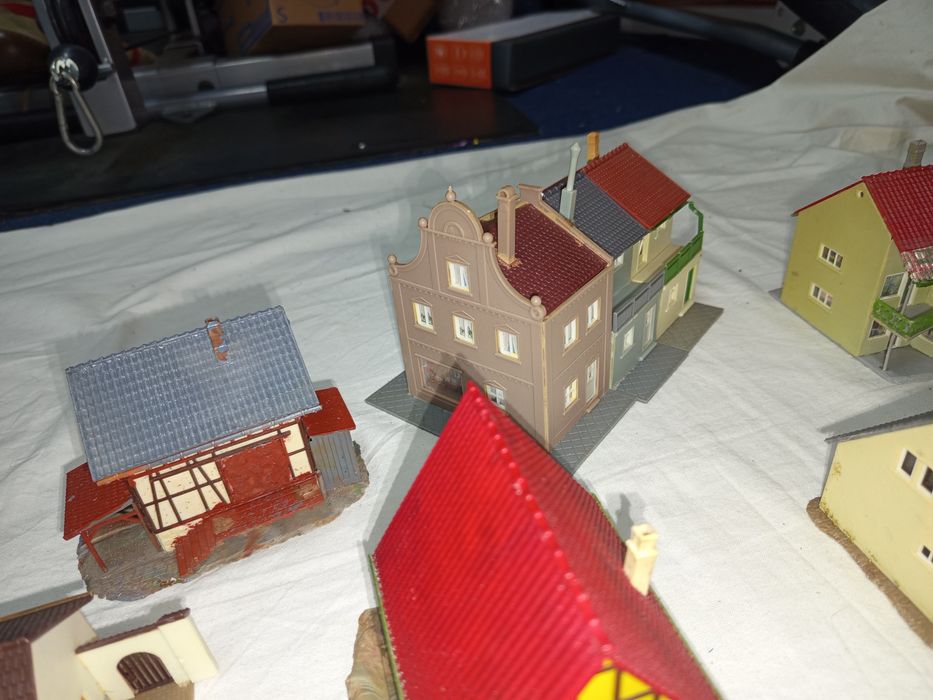 Lot nr. 5 căsuțe HO Faller Vollmer trenulețe diorama piko roco