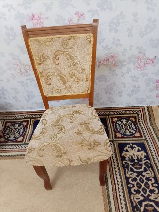 Продаю стол и 4 стула