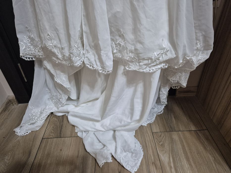 Бяла сватбена булчинска рокля