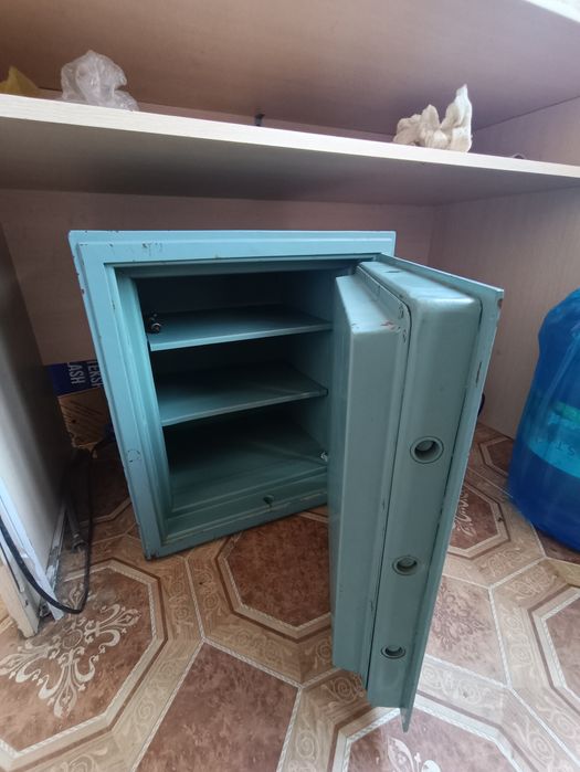 Қумли сейф сотилади.