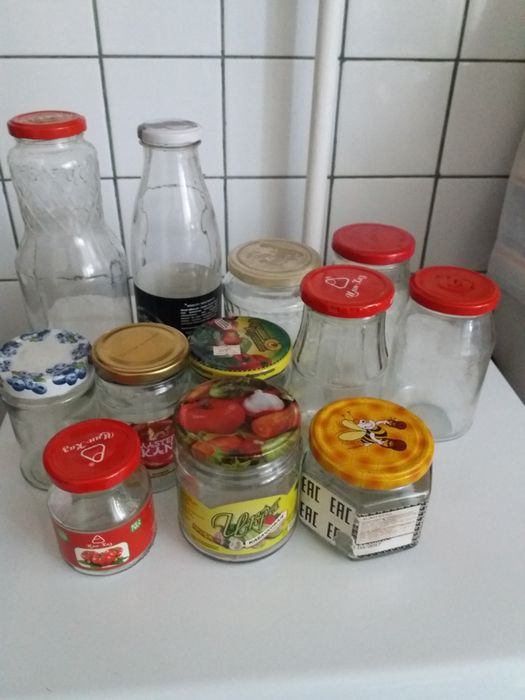Стеклянные банки и бутылки  2л 1л 0,7л. 0,8л 0,5л и маленькие.