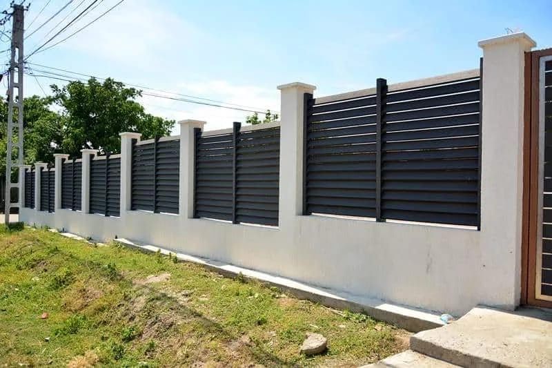 Garduri si porti din sipca metalica, panouri stil jaluzele, tabla cutata, plasa bordurata, fier forjat, BCA si beton si alte modele disponibile